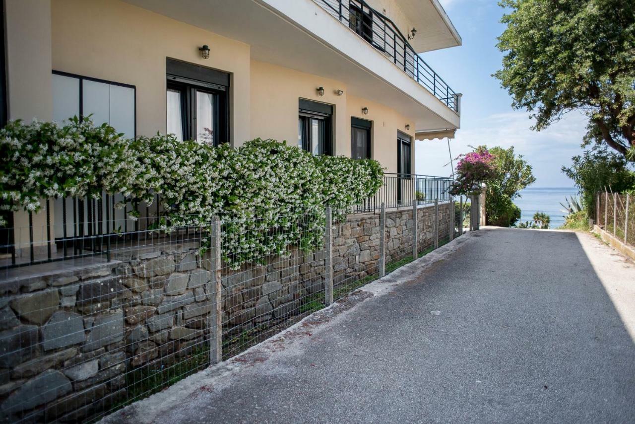 Oikia Eleanthi - Beachfront Garden Home! Митикас Экстерьер фото