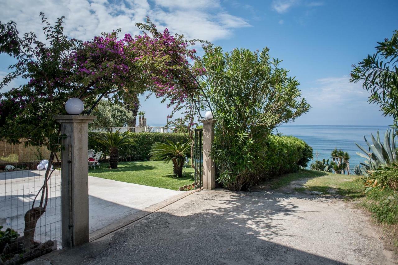 Oikia Eleanthi - Beachfront Garden Home! Митикас Экстерьер фото